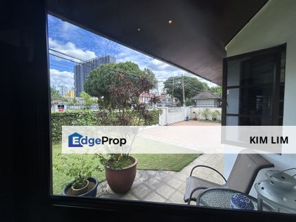 Taman Ampang Utama. 2.5 story bungalow house with lovely pool for sales now. Unit well kept, bright and spacious, Selangor, Ampang