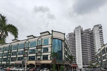 3.176 Office lot at Seri kembangan For Sale