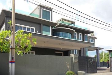 3.209. 2.5-storey bungalow house at perak For Sale