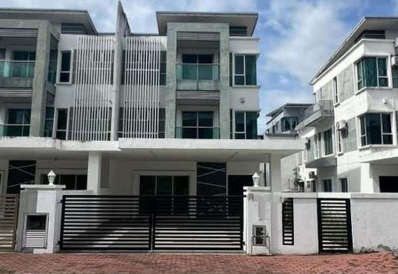 3.216. 3-Storey Intermediate Townhouse at perak For Sale