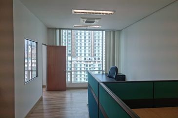 3.234.Office Lots at Soho Suites KLCC KL fully furnished for sale