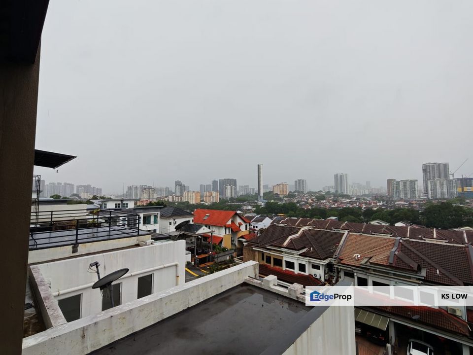 Freehold 4 ½ Superlink House with Lift @ Happy Garden For Sale , Kuala Lumpur, Kuchai Lama