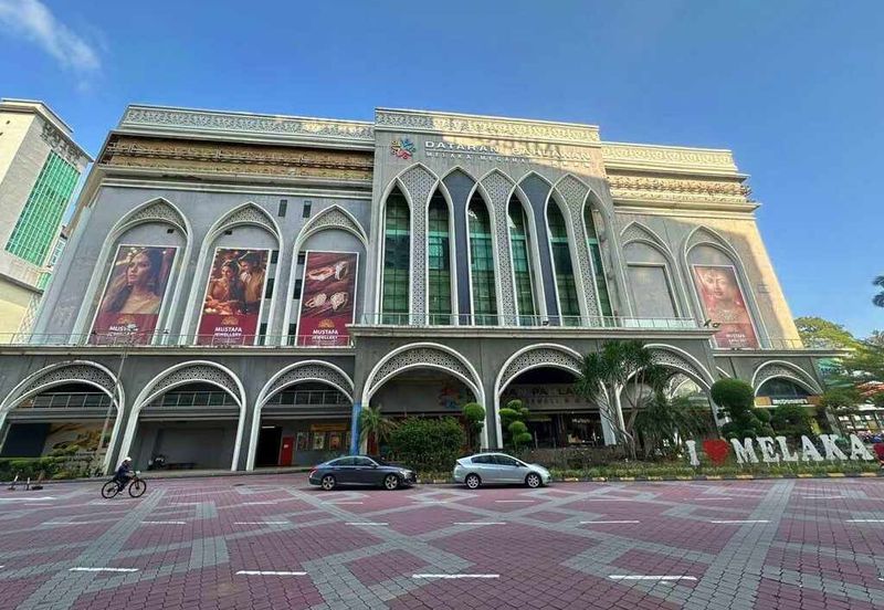 MELAKA MEGAMALL DATARAN PAHLAWAN