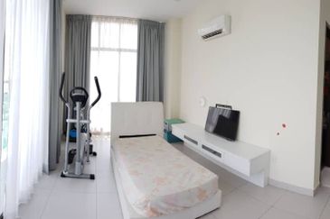 Corner Aster Grove Denai Alam