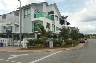 Corner Aster Grove Denai Alam