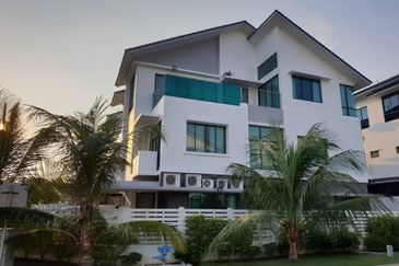 Corner Aster Grove Denai Alam