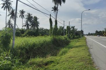 FREEHOLD 4.9 Ekar Main Road Frontage Jalan Kuala Selangor. Kuala Selangor.