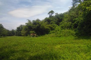 3.97 Ekar Janda baik berhampiran sungai yang bersih. Bentong Pahang