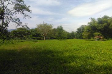 3.97 Ekar Janda baik berhampiran sungai yang bersih. Bentong Pahang