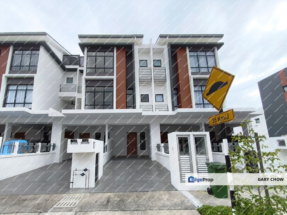 Townhouse unit FOR SALE below market price, Selangor, Semenyih