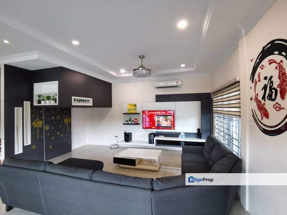 Double storey Terrace corner unit House For Rent! Located at Uni garden