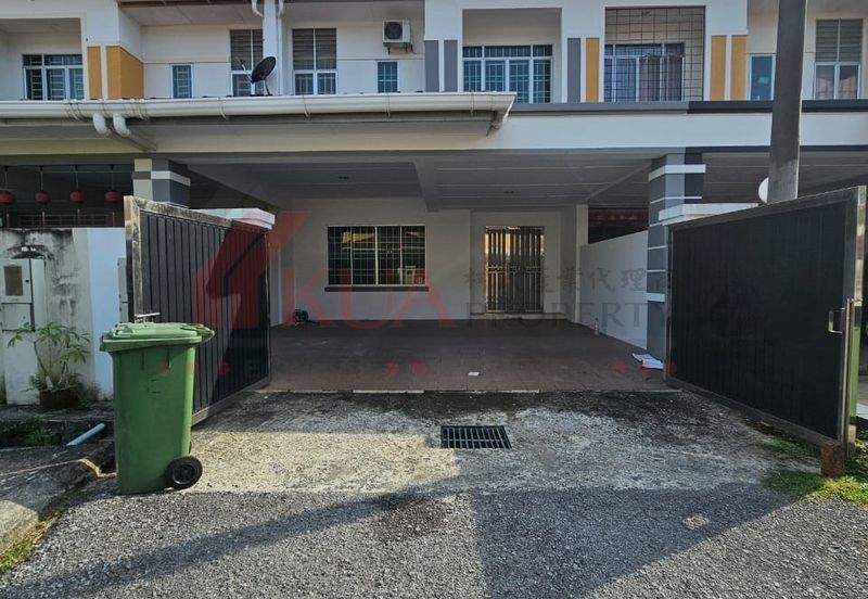 Double storey Terrace intermediate House For Sale!  Located at 10th mile/Padawan