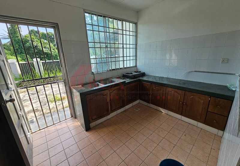 Double storey Terrace intermediate House For Sale!  Located at 10th mile/Padawan