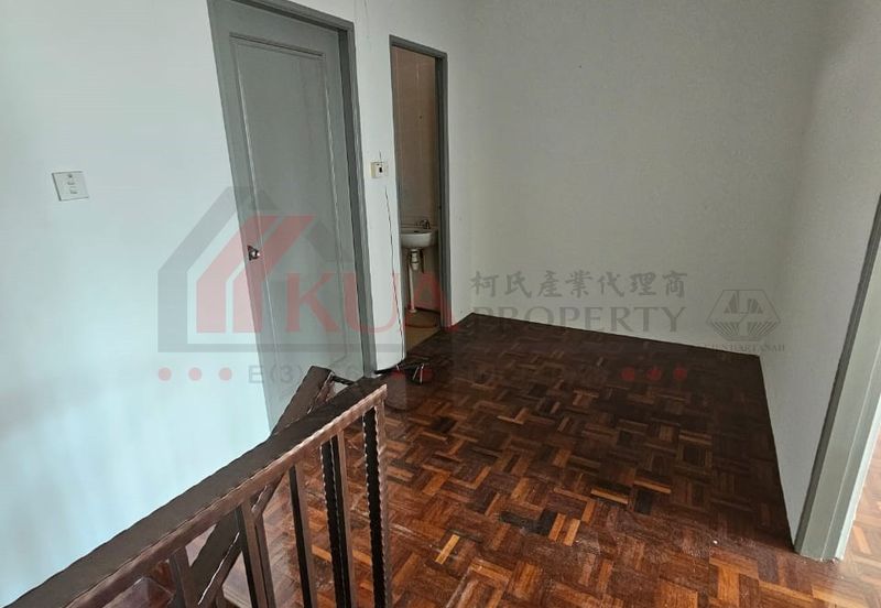 Double storey Terrace intermediate House For Sale!  Located at 10th mile/Padawan