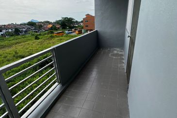 2 Units Triple Storey Intermediate Shoplots For Sale! Located at Kubah Ria