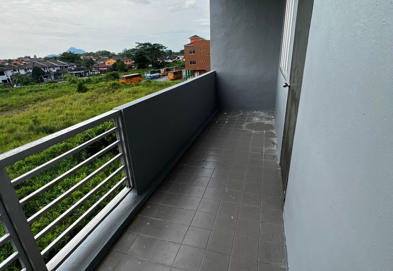 2 Units Triple Storey Intermediate Shoplots For Sale! Located at Kubah Ria