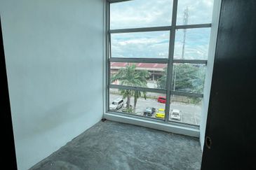 2 Units Triple Storey Intermediate Shoplots For Sale! Located at Kubah Ria
