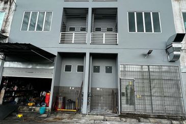 2 Units Triple Storey Intermediate Shoplots For Sale! Located at Kubah Ria