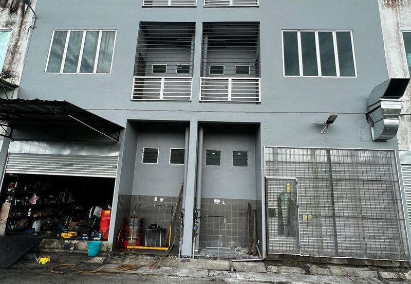 2 Units Triple Storey Intermediate Shoplots For Sale! Located at Kubah Ria