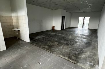 2 Units Triple Storey Intermediate Shoplots For Sale! Located at Kubah Ria