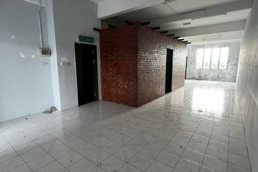 2 Units Triple Storey Intermediate Shoplots For Sale! Located at Kubah Ria