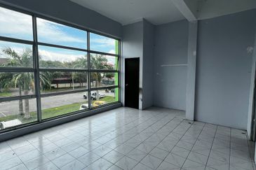 2 Units Triple Storey Intermediate Shoplots For Sale! Located at Kubah Ria