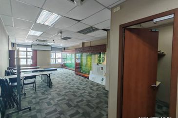 Prime area 1st Floor Office hall For Rent at Song plaza