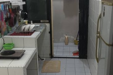 2nd Floor Apartment/Shophouse For Sale! Located at MJC Batu Kawa