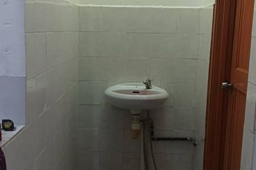 2nd Floor Apartment/Shophouse For Sale! Located at MJC Batu Kawa