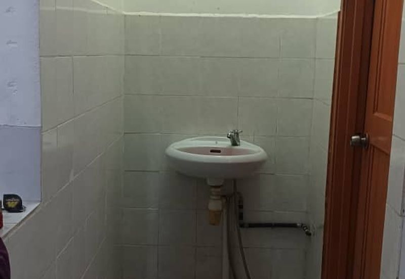 2nd Floor Apartment/Shophouse For Sale! Located at MJC Batu Kawa