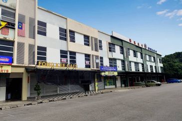 2 unit adjoining Shop house For Rent !!   Located at East Gatecity