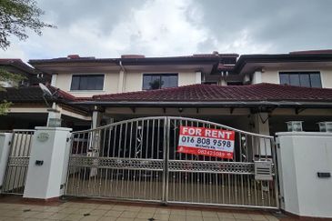 Double Storey Terrace Intermediate House For Rent! Located at Seng Goon