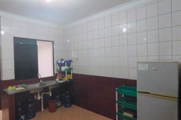 Double Storey Terrace Intermediate House For Rent! Located at Seng Goon