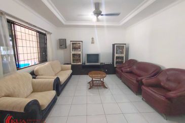 Double Storey Terrace Intermediate House For Rent! Located at Seng Goon
