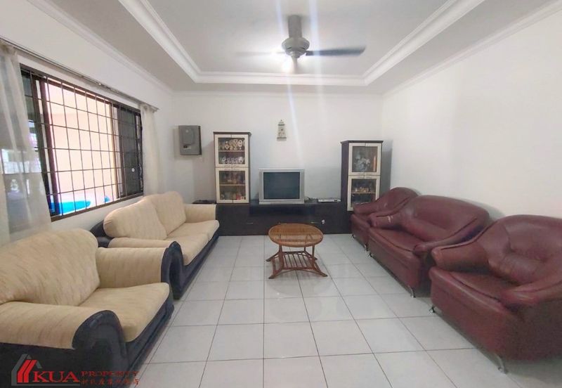 Double Storey Terrace Intermediate House For Rent! Located at Seng Goon