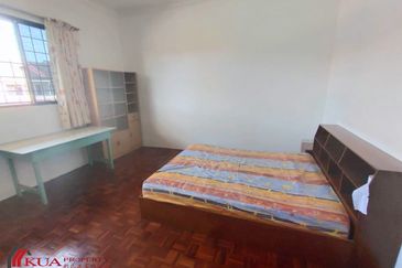 Double Storey Terrace Intermediate House For Rent! Located at Seng Goon
