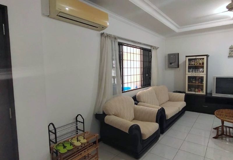 Double Storey Terrace Intermediate House For Rent! Located at Seng Goon