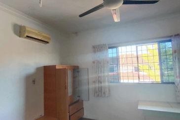 Double Storey Terrace Intermediate House For Rent! Located at Seng Goon