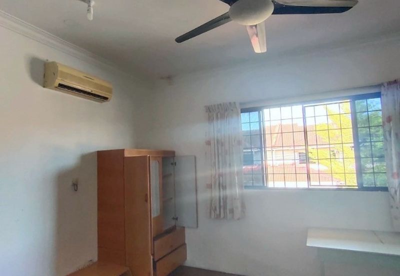 Double Storey Terrace Intermediate House For Rent! Located at Seng Goon