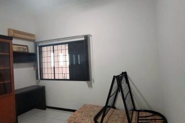 Double Storey Terrace Intermediate House For Rent! Located at Seng Goon