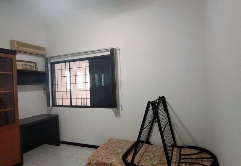Double Storey Terrace Intermediate House For Rent! Located at Seng Goon
