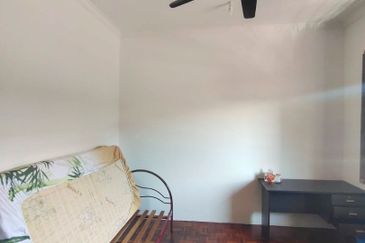 Double Storey Terrace Intermediate House For Rent! Located at Seng Goon