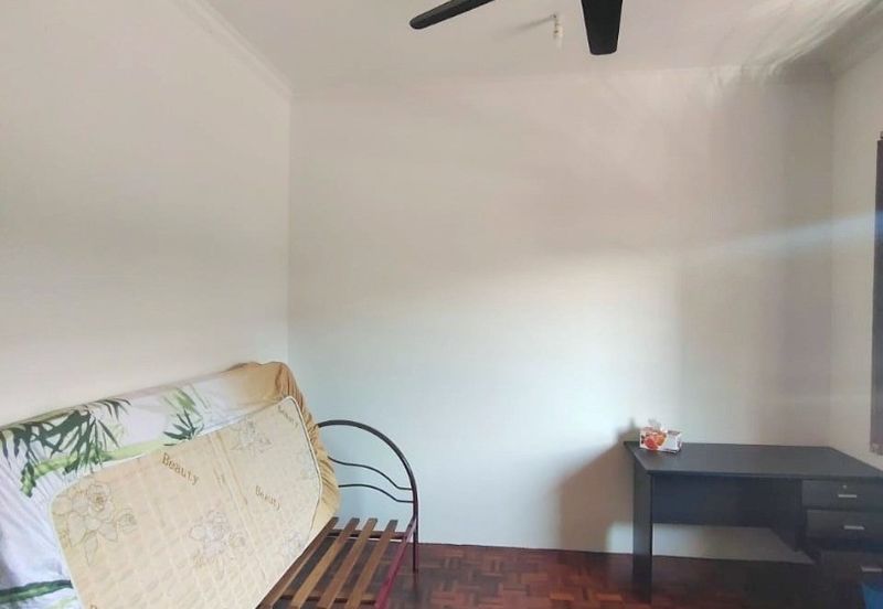 Double Storey Terrace Intermediate House For Rent! Located at Seng Goon