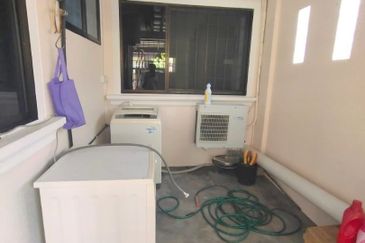 Double Storey Terrace Intermediate House For Rent! Located at Seng Goon