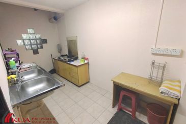 Double Storey Terrace Intermediate House For Rent! Located at Seng Goon