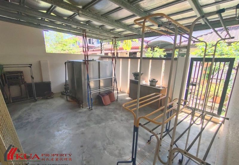 Double Storey Terrace Intermediate House For Rent! Located at Seng Goon