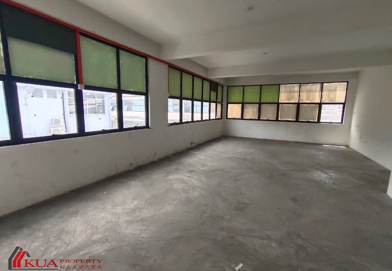 First Floor Corner Shoplot For Rent! Located at Tabuan Laru