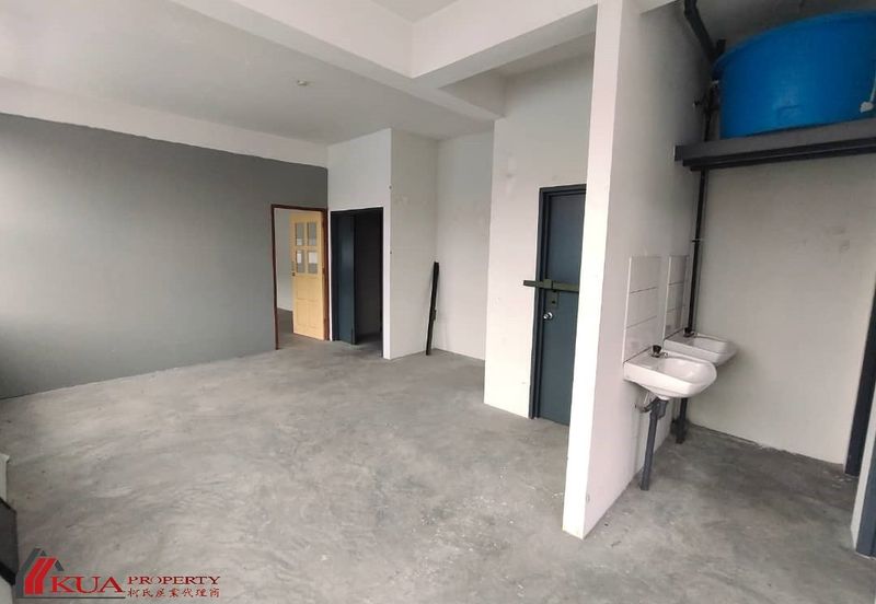 First Floor Corner Shoplot For Rent! Located at Tabuan Laru