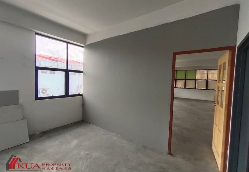First Floor Corner Shoplot For Rent! Located at Tabuan Laru