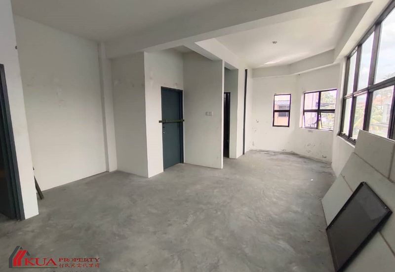 First Floor Corner Shoplot For Rent! Located at Tabuan Laru
